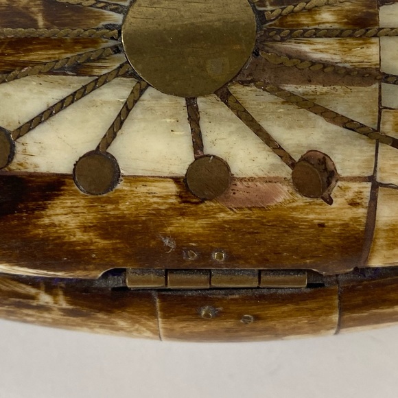 Over Wood box with Brass and velvet inlay - Picture 7 of 8